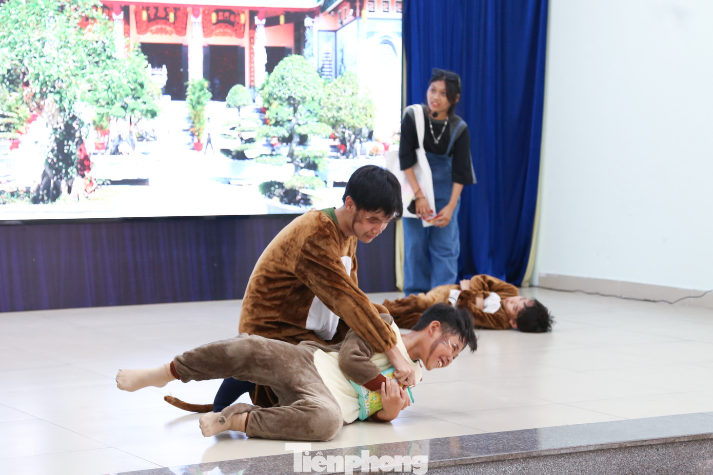 Sau đó, 4 tiểu phẩm kịch mô tả về hành trình khám phá vẻ đẹp thiên nhiên, về đời sống của loài Chà vá chân nâu, loài khỉ Vàng ở núi Sơn Trà gồm: Vẻ đẹp Sơn Trà, Gia đình Voọc, Khám phá Sơn Trà và Người hùng Sơn Trà lần lượt được các em học sinh và các tình nguyện viên trình diễn. Đan xen với đó là các phần tương tác, đố vui có thưởng về các nội dung, kiến thức được lồng ghép trong những vở kịch, thu hút các em học sinh cùng tham gia.