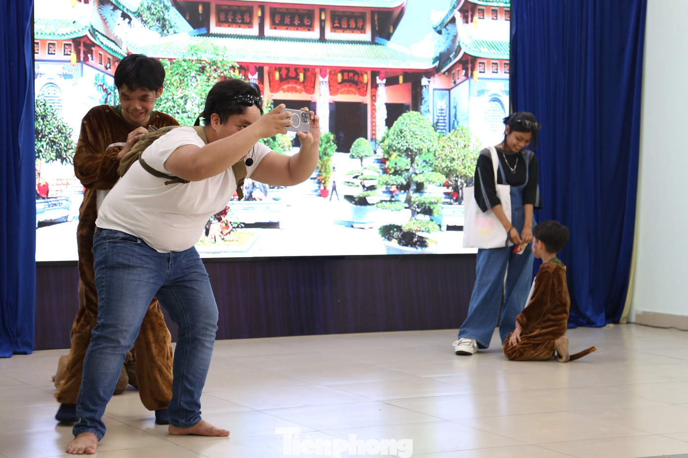 Sau đó, 4 tiểu phẩm kịch mô tả về hành trình khám phá vẻ đẹp thiên nhiên, về đời sống của loài Chà vá chân nâu, loài khỉ Vàng ở núi Sơn Trà gồm: Vẻ đẹp Sơn Trà, Gia đình Voọc, Khám phá Sơn Trà và Người hùng Sơn Trà lần lượt được các em học sinh và các tình nguyện viên trình diễn. Đan xen với đó là các phần tương tác, đố vui có thưởng về các nội dung, kiến thức được lồng ghép trong những vở kịch, thu hút các em học sinh cùng tham gia.