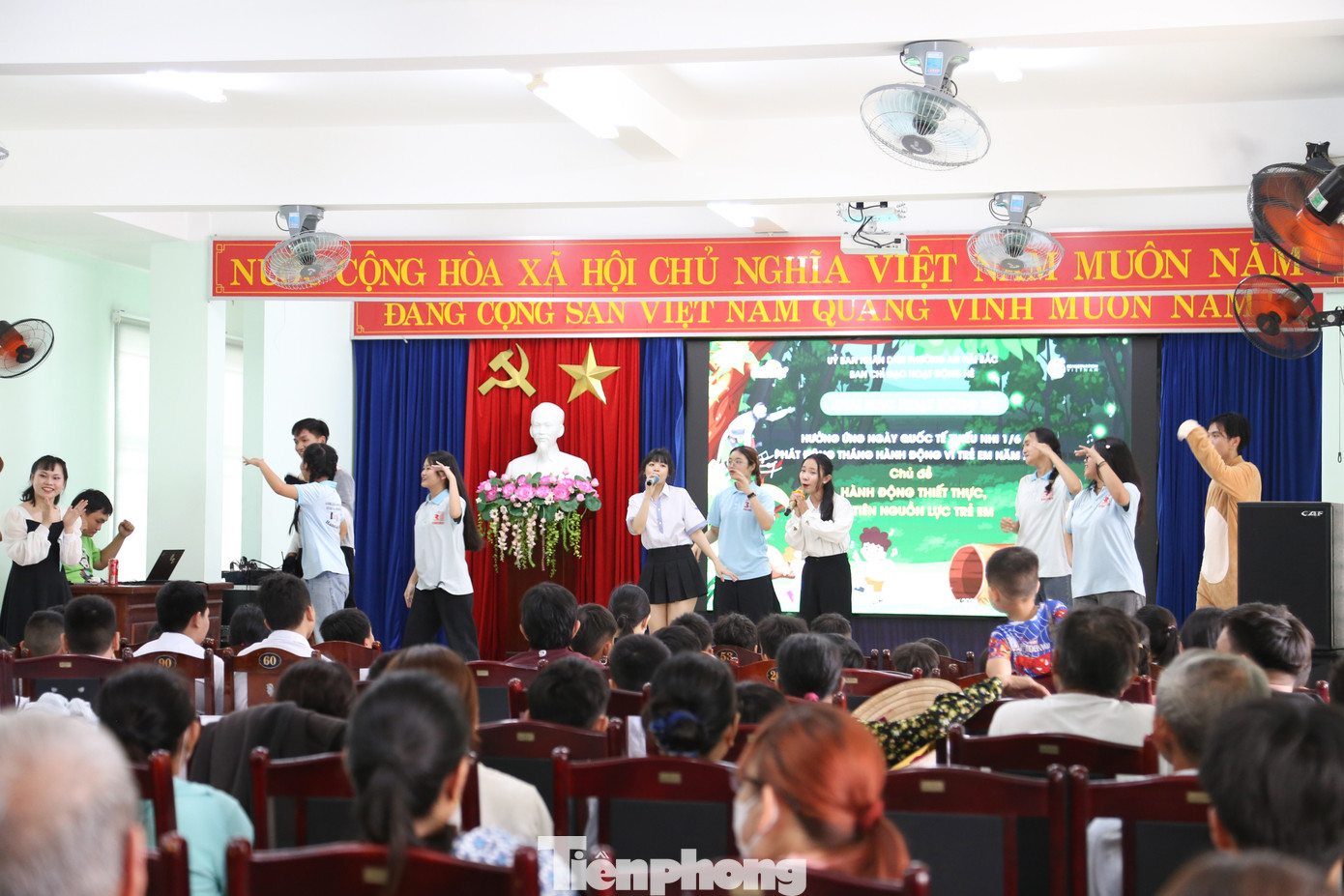 “Voọc ơi, khỉ ơi” bắt đầu với “Vũ điệu Voọc” sôi động, mô phỏng hoạt động trong đời sống loài voọc chà vá chân nâu – nữ hoàng linh trưởng và là biểu tượng đa dạng sinh học của Đà Nẵng.