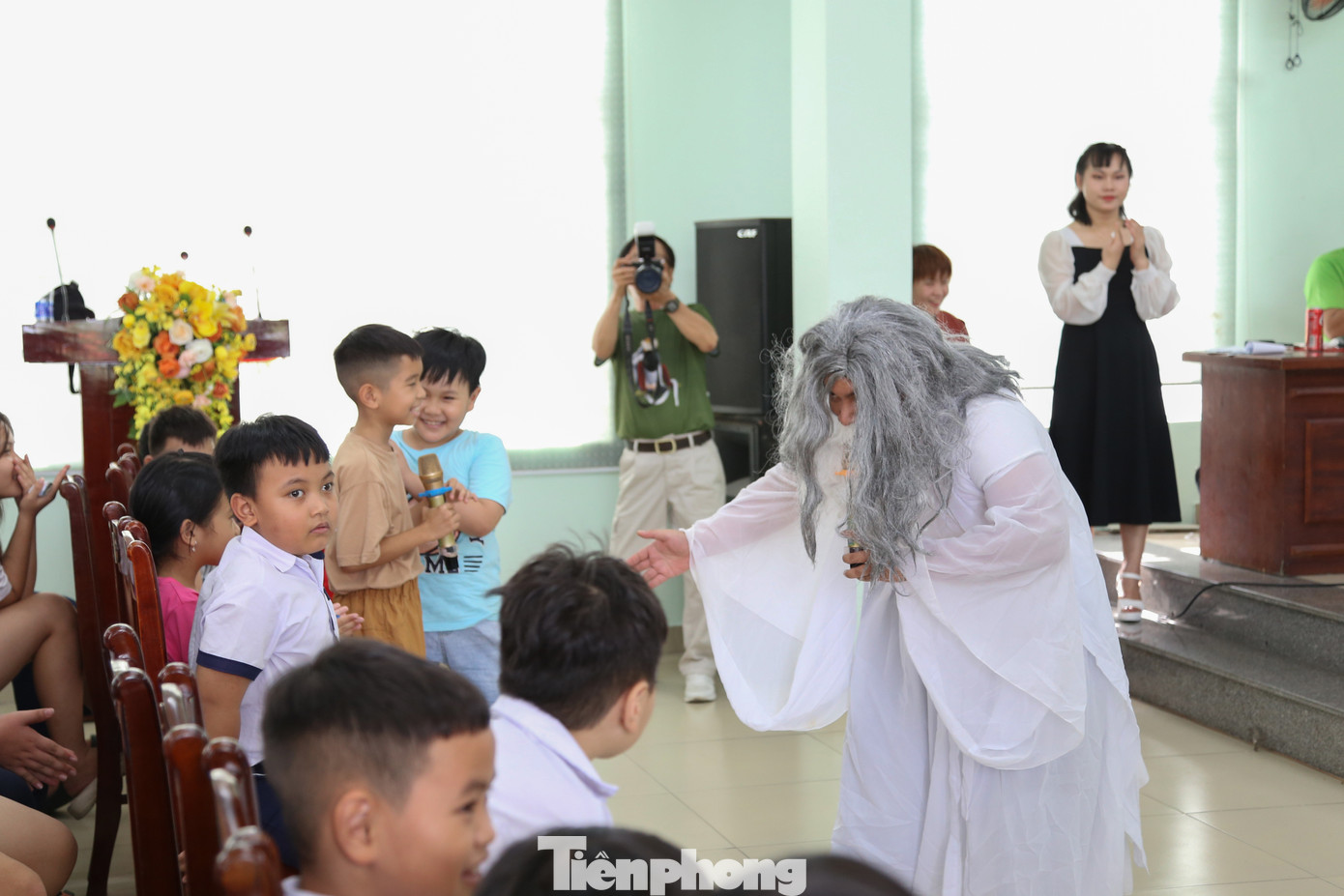 Được biết, “Voọc ơi, khỉ ơi” sẽ tiếp tục được trình diễn để phục vụ miễn phí cho khán giả nhí, người dân và du khách từ nay đến ngày 31/5 tại Nhà văn hóa quận Sơn Trà, phường Thọ Quang, phường Mân Thái, phường An Hải Bắc (quận Sơn Trà). Dự kiến, chương trình sẽ thu hút khoảng 1.200 trẻ em, học sinh trên địa bàn quận Sơn Trà tham gia.