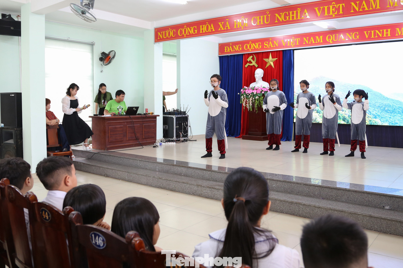 “Voọc ơi, khỉ ơi” là chương trình nghệ thuật sự kết hợp giữa kịch, âm nhạc, kể chuyện và đố vui để giúp các em học sinh, người dân và du khách tiếp cận các kiến thức, câu chuyện sinh động, lý thú về thiên nhiên Sơn Trà, loài khỉ vàng và loài Voọc chà vá chân nâu quý hiếm bằng ngôn ngữ nghệ thuật.