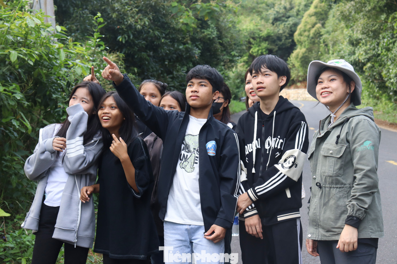 Trước đó, các em nhỏ của Trung tâm Nuôi dạy trẻ mồ côi Hoa Mai đã được tham gia chương trình trải nghiệm Sơn Trà của Trung tâm Giáo dục Trải nghiệm thiên nhiên (GreenViet), khám phá môi trường tự nhiên, được tận mắt chiêm ngưỡng các loại động vật quý hiếm trên bán đảo Sơn Trà như khỉ vàng, voọc chà vá chân nâu…