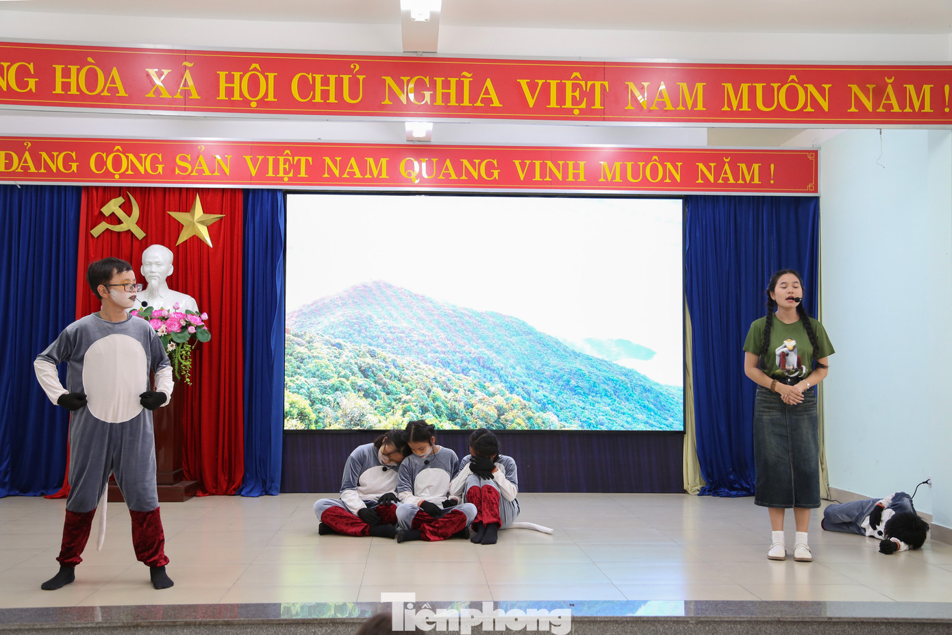 Điểm đặc biệt đó là, các diễn viên tham gia tập luyện và biểu diễn là các em học sinh của Trung tâm Nuôi dạy trẻ mồ côi Hoa Mai cùng các tình nguyện viên là sinh viên Khoa Nghệ thuật (Trường ĐH Sư phạm – ĐH Đà Nẵng).