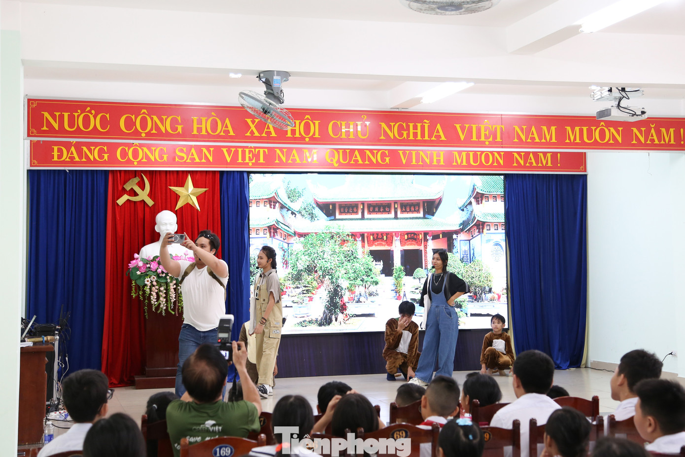 Ngày 28/5, Trung tâm Bảo tồn đa dạng sinh học Nước Việt Xanh (GreenViet) phối hợp với UBND quận Sơn Trà và 3 phường trên địa bàn quận tổ chức chuỗi hoạt động hướng ứng Tháng hành động vì trẻ em và Ngày môi trường thế giới thông qua chương trình nghệ thuật với thiên nhiên “Voọc ơi, khỉ ơi”. Ảnh: Giang Thanh