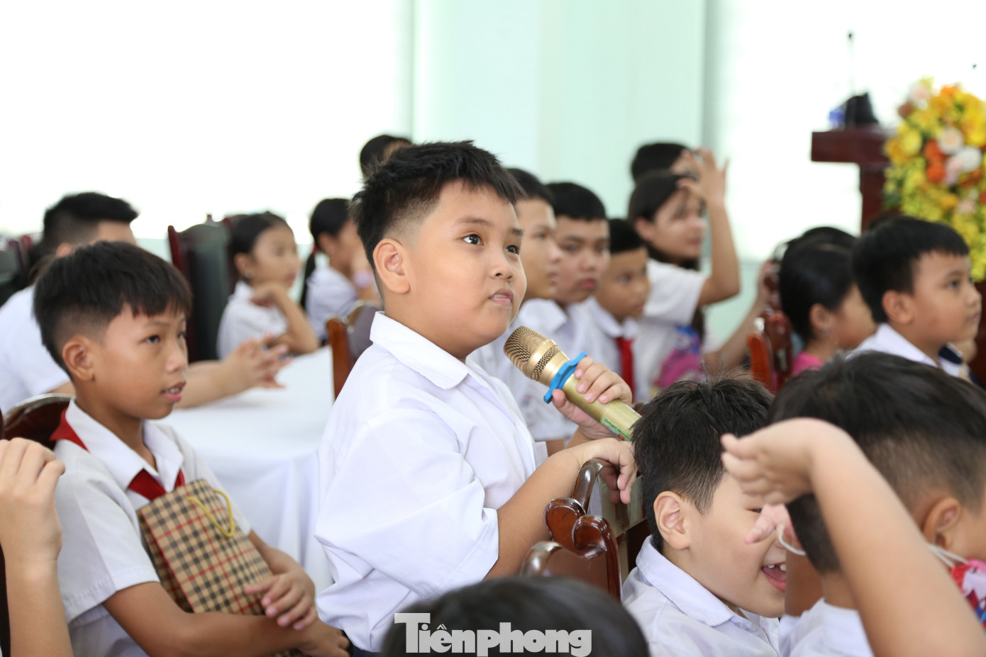 Hưởng ứng Tháng hành động vì trẻ em, trong chuỗi chương trình nghệ thuật, BTC trao tặng 700 suất quà cho trẻ em, học sinh có hoàn cảnh khó khăn trên địa bàn quận Sơn Trà.