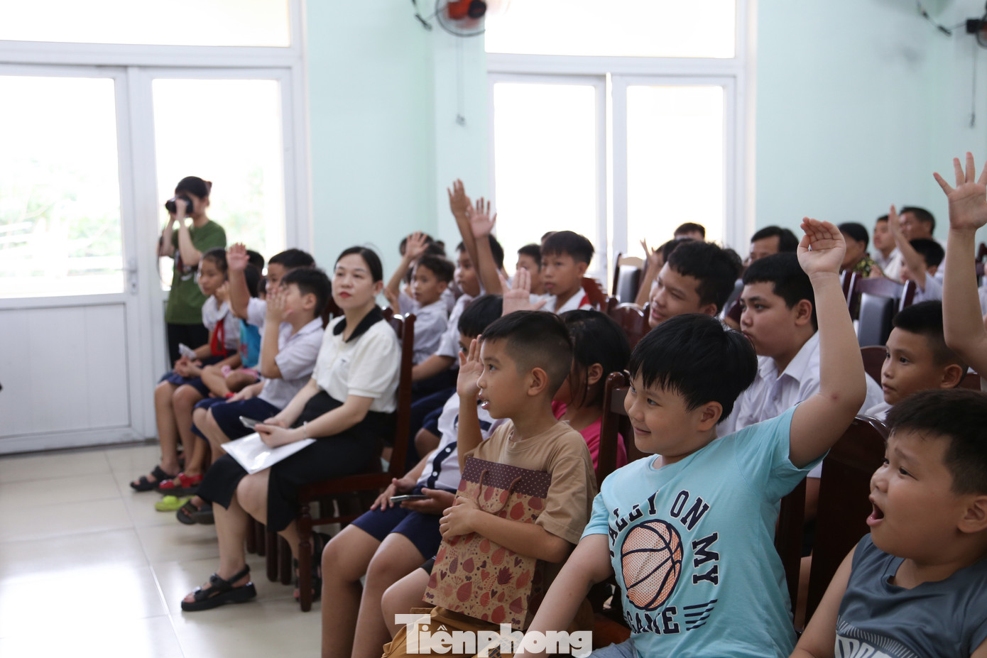 Thông qua cách kể chuyện gần gũi, những thông điệp về bảo tồn đa dạng sinh học, bảo vệ môi trường sống cho các loài động vật trên bán đảo Sơn Trà hay lịch sử hình thành, các địa danh trên bán đảo Sơn Trà cũng được truyền tải tự nhiên, chân thật. Trong ảnh, các em nhỏ nhiệt tình tương tác, trả lời câu hỏi của các "bạn voọc".