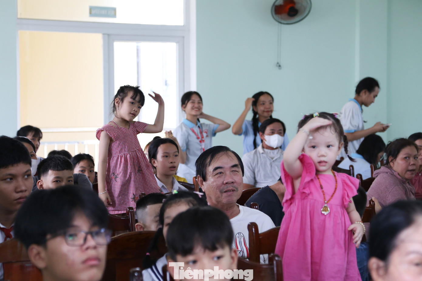 Thông qua cách kể chuyện gần gũi, những thông điệp về bảo tồn đa dạng sinh học, bảo vệ môi trường sống cho các loài động vật trên bán đảo Sơn Trà hay lịch sử hình thành, các địa danh trên bán đảo Sơn Trà cũng được truyền tải tự nhiên, chân thật. Trong ảnh, các em nhỏ nhiệt tình tương tác, trả lời câu hỏi của các "bạn voọc".