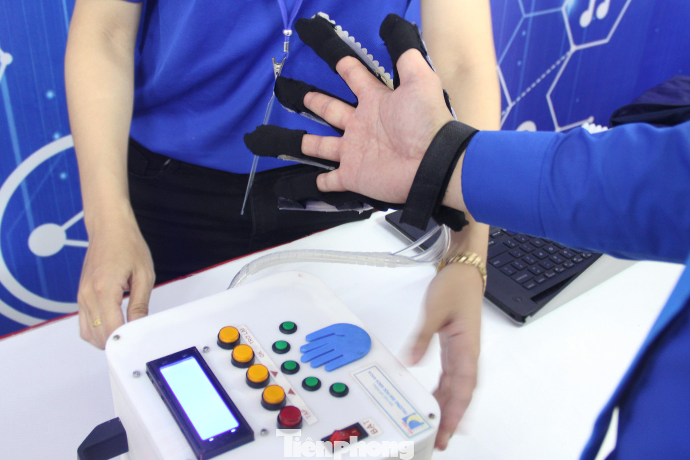 Theo em Trần Hà Bảo Thy (SV năm 4, khoa Cơ khí, ĐH Bách khoa), sản phẩm sẽ hỗ trợ hiệu quả đối với các trường hợp đột quỵ. Thông qua các tác động rung cơ học, găng tay sẽ giúp bệnh nhân tập các bài tập phục hồi chức năng. Sản phẩm đã được nhiều bệnh nhân dùng thử và cho đánh giá cao. &quot;Thông qua triển lãm này, chúng em có cơ hội mang những sản phẩm sáng tạo của mình giới thiệu rộng rãi, tìm kiếm cơ hội kết nối với các nguồn lực để hoàn thiện sản phẩm&quot;, Thy nói.