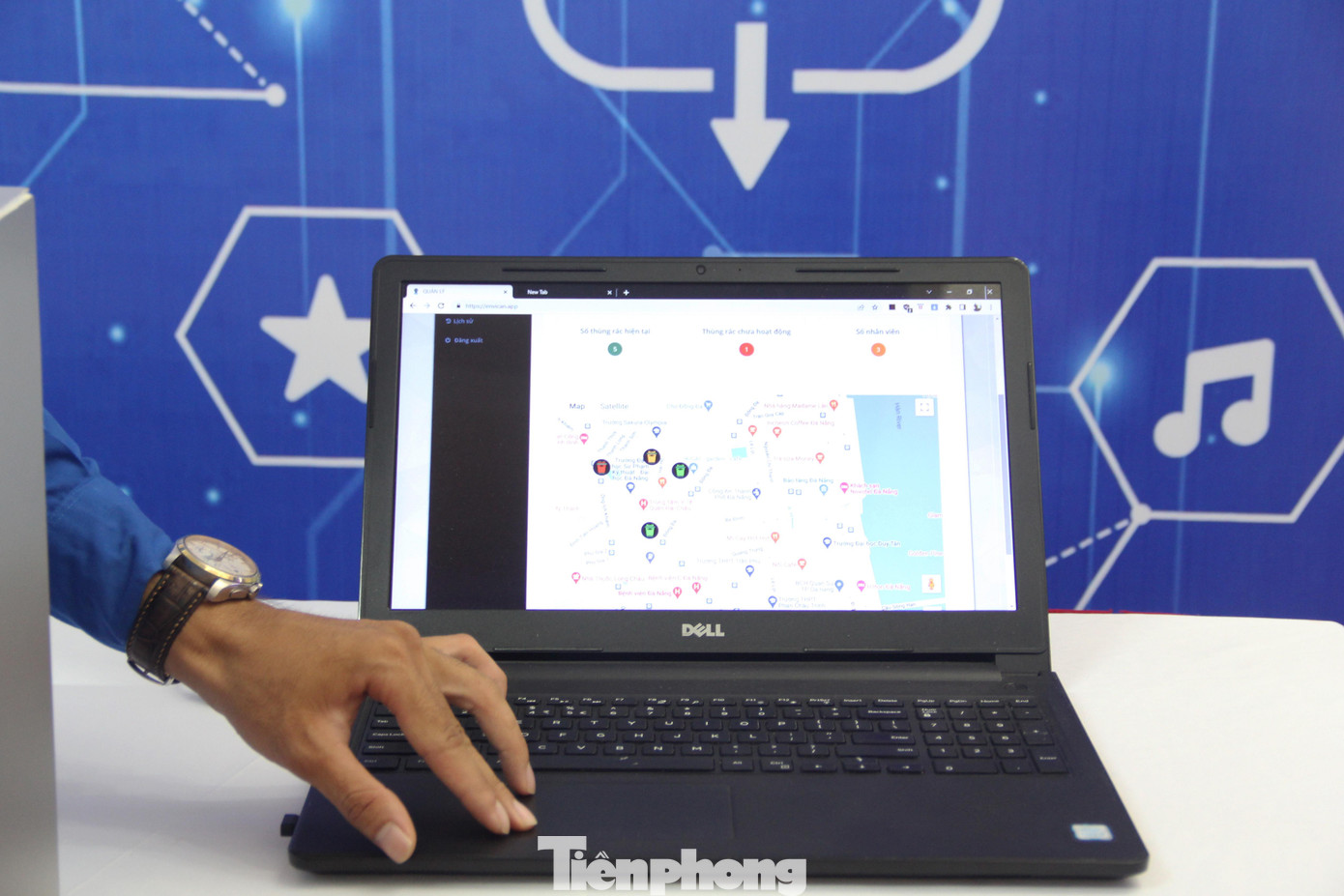 &quot;Đây là sản phẩm dành cho đối tượng mục tiêu là các công ty, đơn vị thải ra rác thải độc hại trong quá trình sản xuất. Các thùng rác đều có khóa chuyên dụng, chỉ người có nhiệm vụ mới mở được. Thông qua phần mềm, người sử dụng sẽ biết được khối lượng rác trong thùng cũng như vị trí của thùng rác, thuận tiện cho việc thu gom &quot;, Phan Tuấn Nhật (thành viên nhóm dự án), chia sẻ.