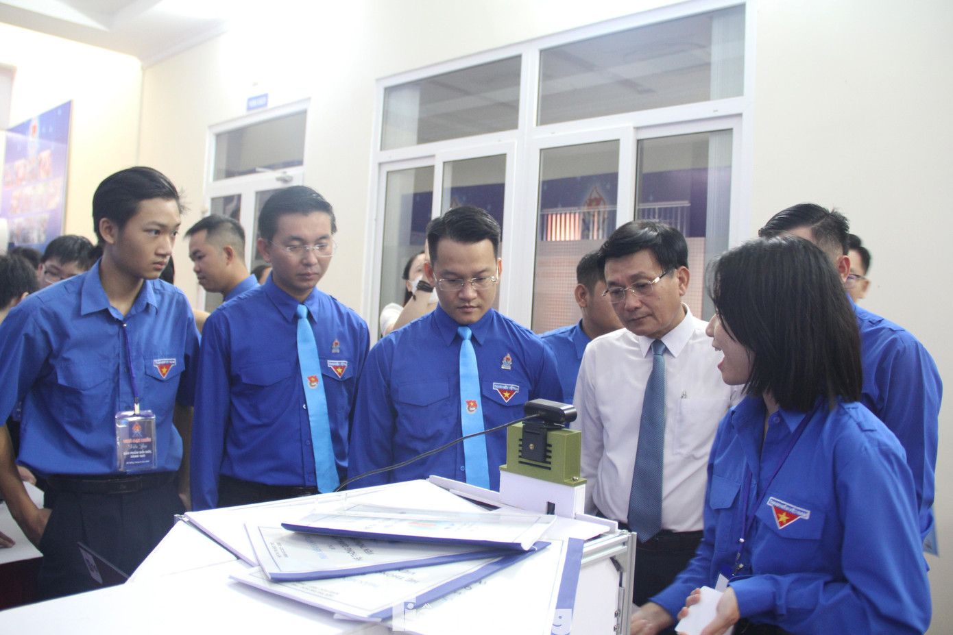 Hệ thống quản lý thư viện thông minh của nhóm học sinh Trường THCS&amp;THPT Nguyễn Khuyến giới thiệu tại triển lãm cũng thu hút sự quan tâm của các đại biểu. Đây là sản phẩm đạt giải nhì tại bảng thi D3 (không có giải nhất) tại Hội thi Tin học trẻ toàn quốc năm 2022.