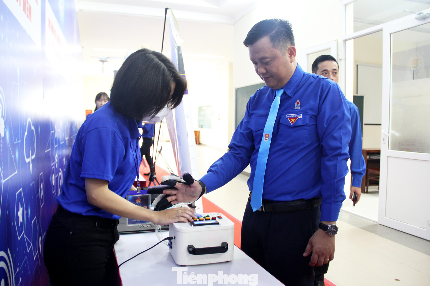 Găng tay phục hồi chức năng ứng dụng robot mềm của sinh viên ĐH Bách khoa (ĐH Đà Nẵng) ứng dụng hiệu quả trong lĩnh vực y tế với giá thành rẻ hơn nhiều so với các sản phẩm khác trên thị trường.