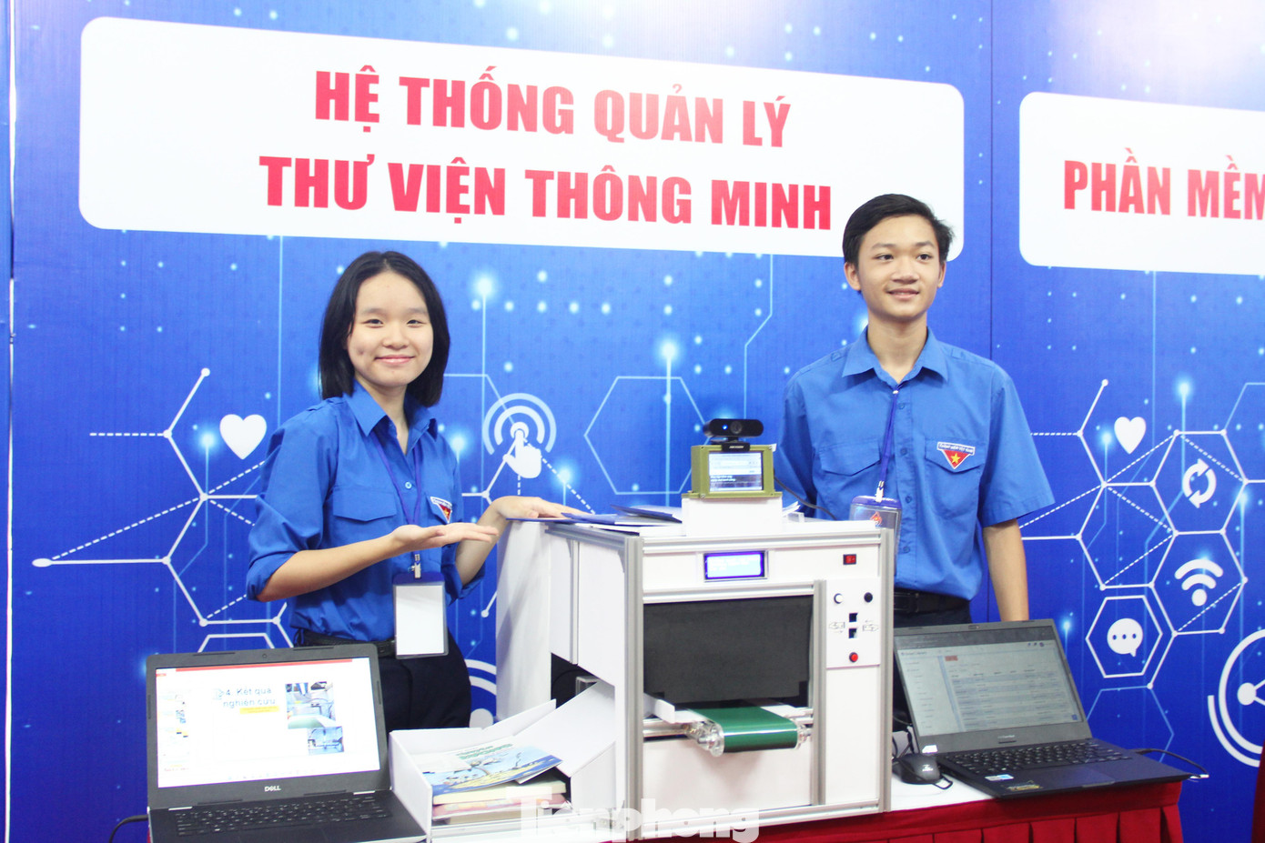 &quot;Đây là hệ thống giúp quản lý sách trong thư viện thông qua mã vạch. Từ đó, giúp thủ thư dễ dàng thống kê, quản lý số lượng sách; danh sách và thông tin của người mượn sách. Với những trường hợp quá hạn trả, hệ thống sẽ tự động gửi email đến người mượn để nhắc nhở&quot;, em Nguyễn Minh Thư (thành viên dự án) nói.