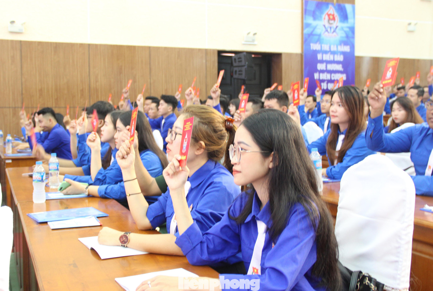 Sáng 9/10, tại Hội trường Trường Chính trị TP. Đà Nẵng, Đại hội Đại biểu Đoàn TNCS TP. Đà Nẵng lần thứ XIX, nhiệm kỳ 2022 - 2027, chính thức khai mạc. Đại hội diễn ra trong hai ngày (9/10 và 10/10) với sự tham gia của 300 đại biểu chính thức và 150 đại biểu khách mời. Ảnh: Giang Thanh