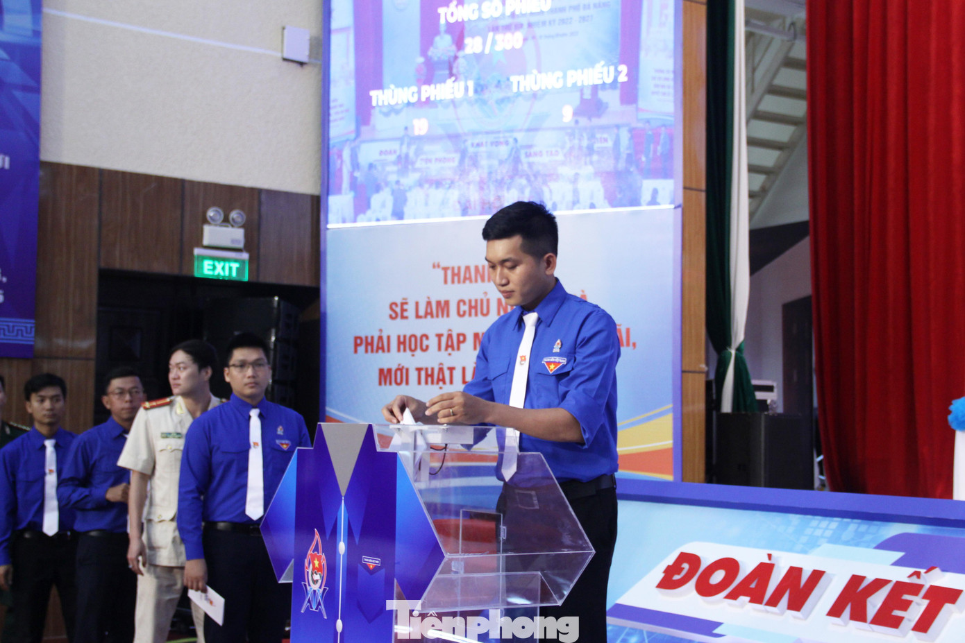 Với việc tích hợp hệ thống đếm phiếu tự động, số phiếu bầu sẽ được hiển thị và cập nhật theo thời gian thực trên 2 màn hình chiếu trong Hội trường. Ảnh: Giang Thanh