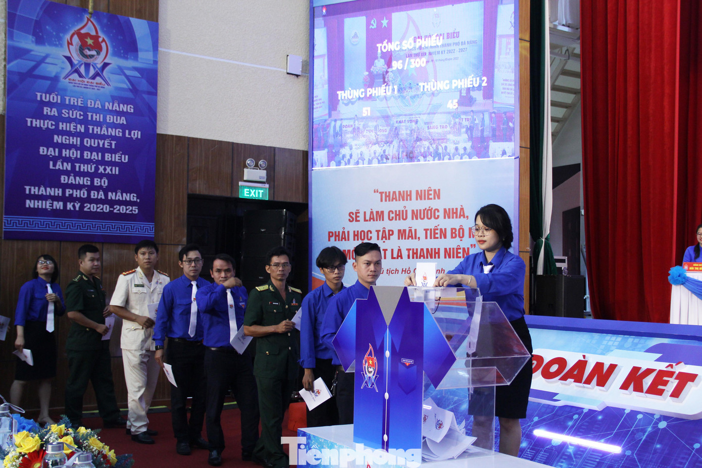 Với việc tích hợp hệ thống đếm phiếu tự động, số phiếu bầu sẽ được hiển thị và cập nhật theo thời gian thực trên 2 màn hình chiếu trong Hội trường. Ảnh: Giang Thanh