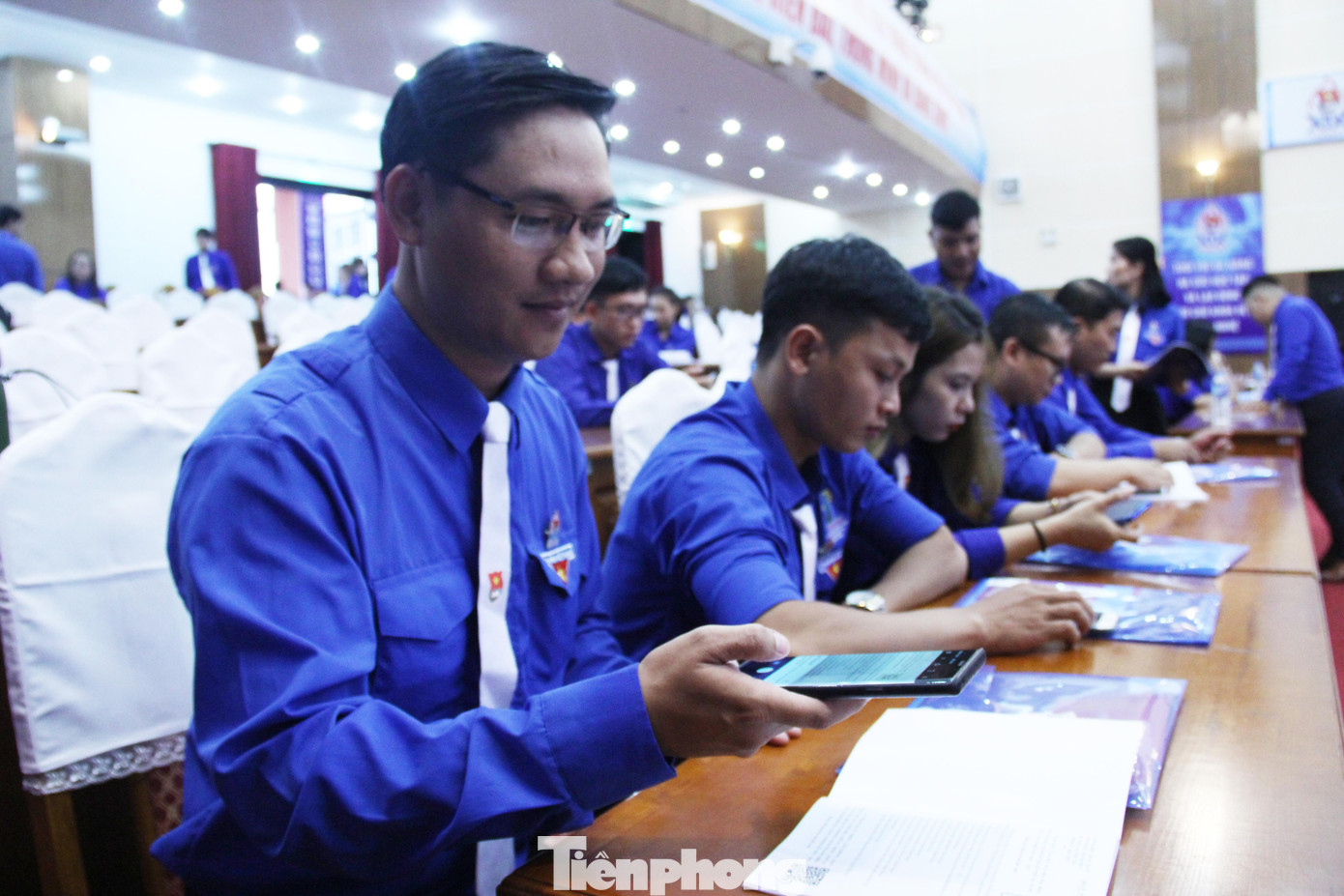 Tài liệu văn kiện Đại hội XIX được tích hợp trong mã QR. Ảnh: Giang Thanh