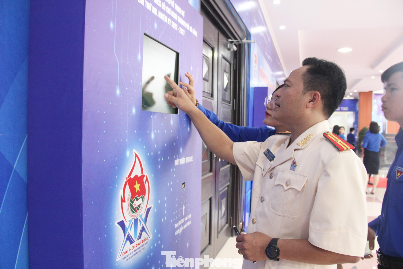 Công tác điểm danh đại biểu được thực hiện thông qua mã QR và phần mềm điểm danh. Ảnh: Giang Thanh