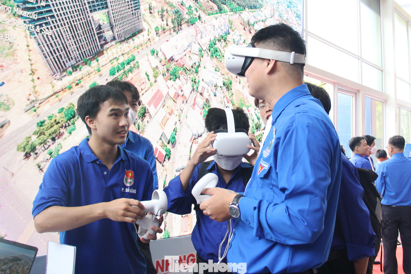 Trong khuôn khổ Đại hội, đại biểu có thể trải nghiệm tour du lịch thực tế ảo &quot;Một chạm đến Đà Nẵng&quot;. Ảnh: Giang Thanh