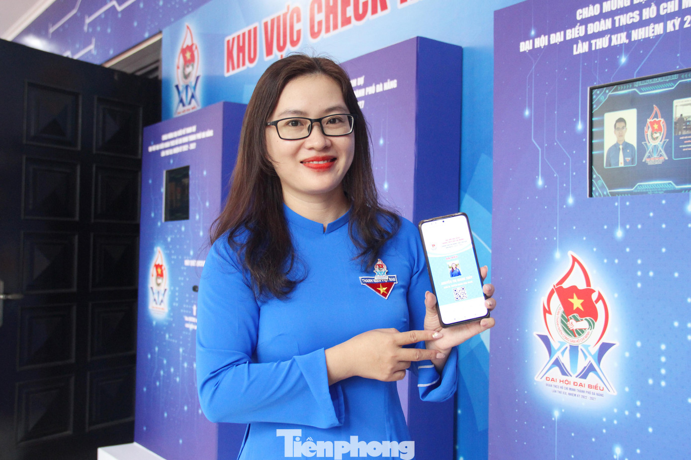 Công tác điểm danh đại biểu được thực hiện thông qua mã QR và phần mềm điểm danh. Ảnh: Giang Thanh