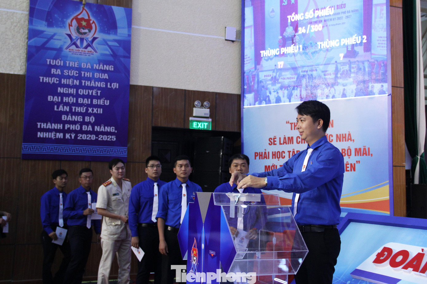 Với việc tích hợp hệ thống đếm phiếu tự động, số phiếu bầu sẽ được hiển thị và cập nhật theo thời gian thực trên 2 màn hình chiếu trong Hội trường. Ảnh: Giang Thanh