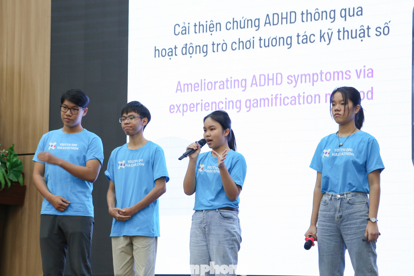 Các đội thi có 5 phút để trình bày ý tưởng và demo sản phẩm; 5 phút để phản biện với BGK. Ảnh: Giang Thanh