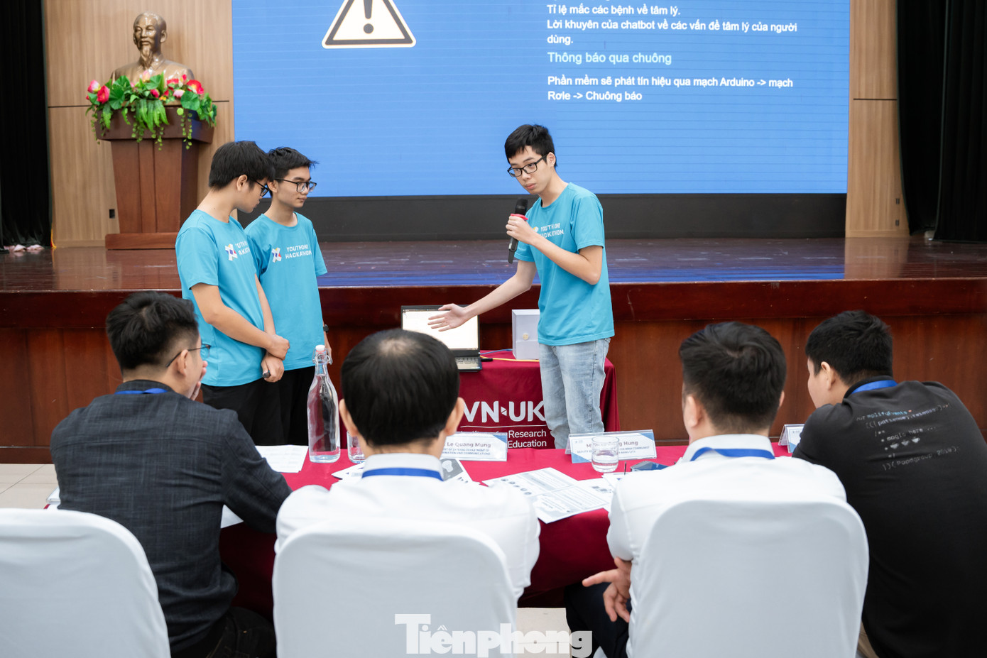 Đội thi Supernova giới thiệu demo ứng dụng với BGK.