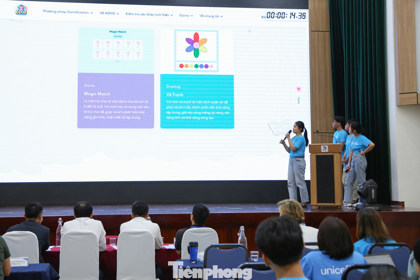 Các đội thi có 5 phút để trình bày ý tưởng và demo sản phẩm; 5 phút để phản biện với BGK. Ảnh: Giang Thanh