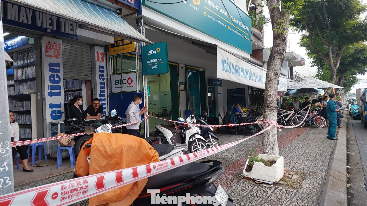 Lực lượng chức năng phong tỏa hiện trường sau khi xảy ra vụ việc Lực lượng chức năng phong tỏa hiện trường sau khi xảy ra vụ việc