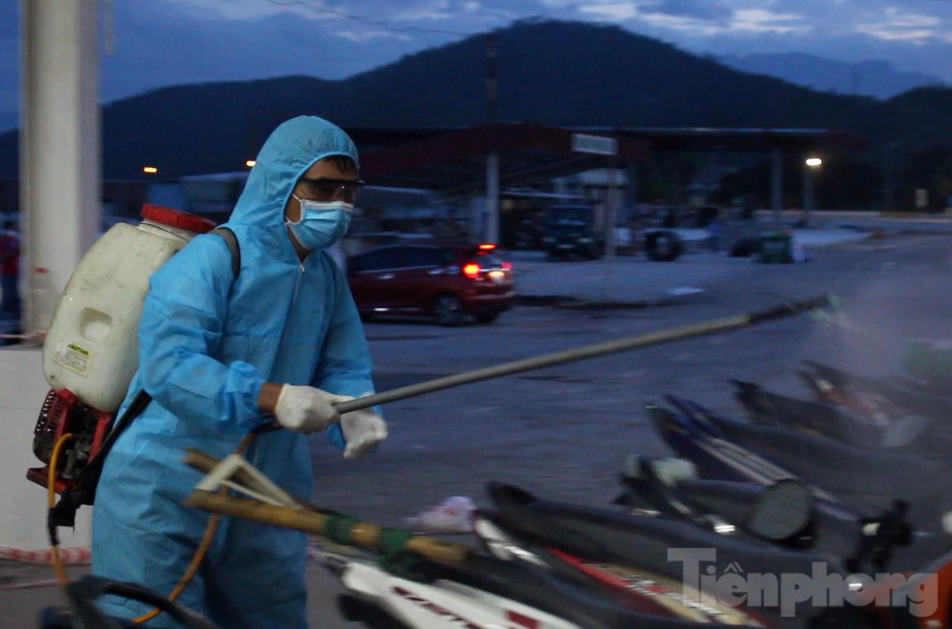 Cứ sau mỗi đợt trung chuyển, nhân viên sẽ tiến hành khử khuẩn toàn bộ khu vực để xe máy, khu vực người dân ngồi chờ và toàn bộ khuôn viên trạm trung chuyển để đảm bảo an toàn. Toàn bộ nhân viên hỗ trợ trung chuyển đều được trang bị bảo hộ theo quy định.