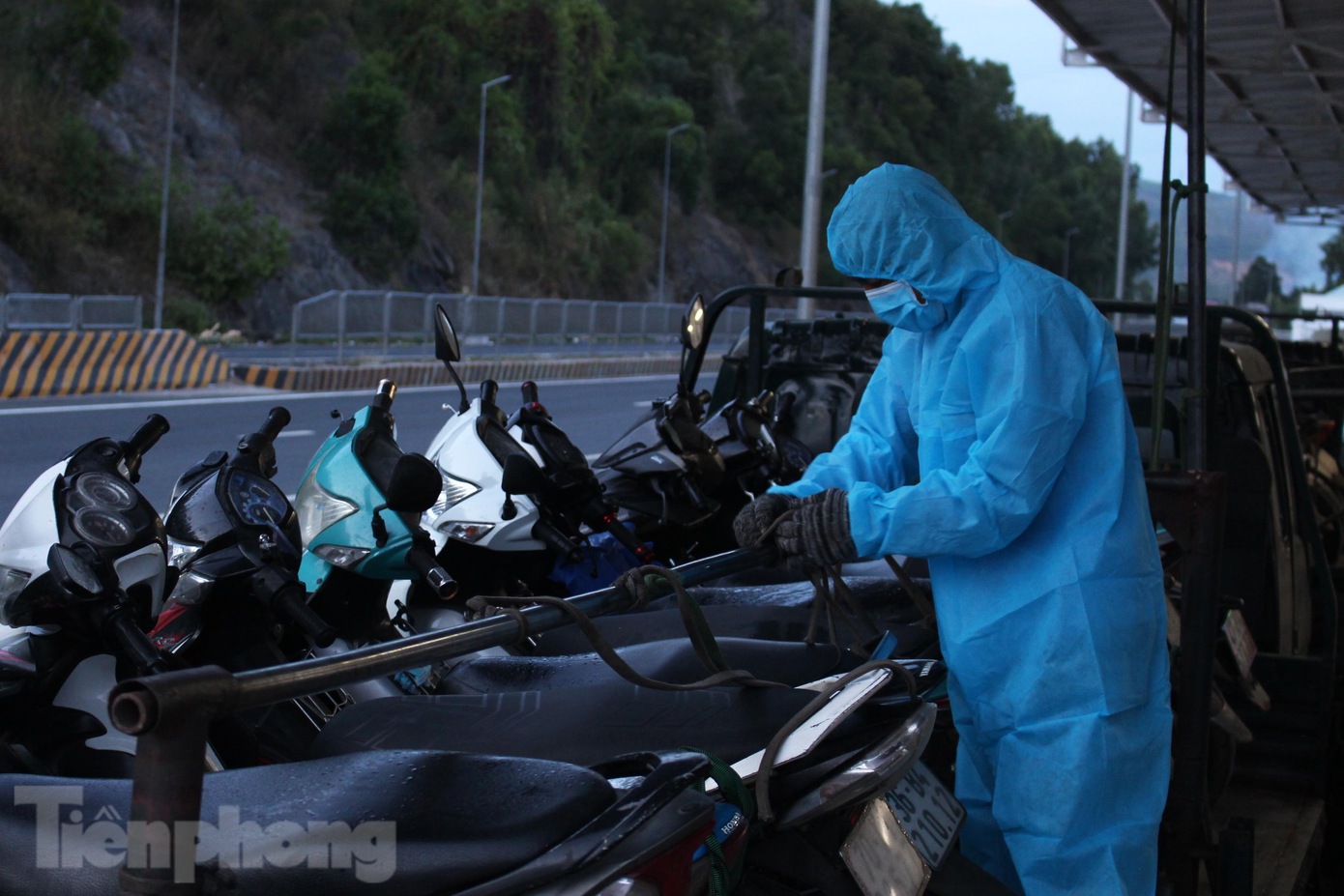 Lực lượng BQL Hầm sẽ phun khử khuẩn toàn bộ xe. Sau đó, nhân viên Hầm đường bộ Hải Vân sẽ dắt xe lên các xe tải chuyên dụng, chằng néo cẩn thận để đảm bảo tài sản cho người dân.