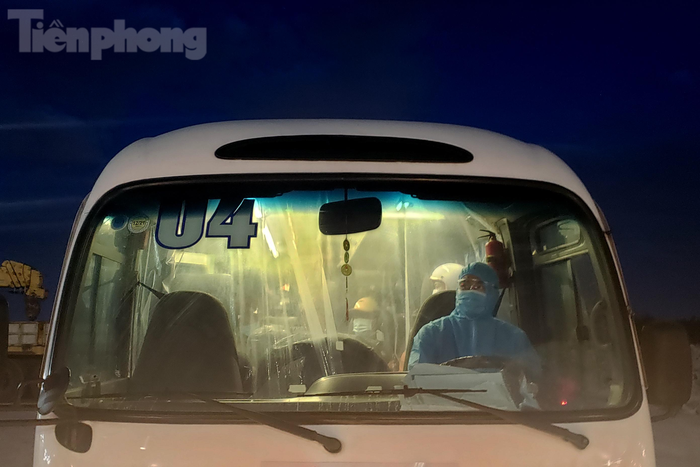 Các xe bus chở khách được bố trí vách ngăn trong suốt ngăn cách buồng lái và khu ghế của khách ngồi. Tài xế được trang bị đồ bảo hộ chuẩn. Sau khi hoàn thành một đợt trung chuyển, cả tài xế và xe bus đều được khử khuẩn.