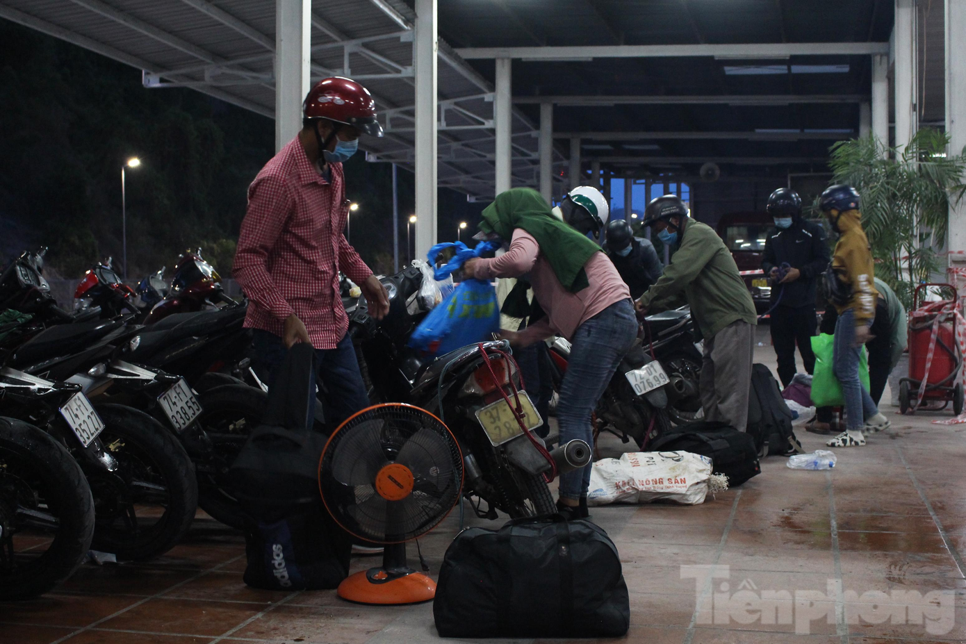 Người dân tháo rời hành lí khỏi xe để thuận lợi cho việc trung chuyển, hành lý cũng được khử khuẩn trước khi mang theo lên xe bus trung chuyển qua hầm. Dự định sẽ đi đèo Hải Vân để về, tuy nhiên, Trịnh Thế Tự (SN 1990, quê ở Thanh Hóa) lại được lực lượng CSGT hướng dẫn qua hầm để được trung chuyển miễn phí. "Đi hầm an toàn hơn, nhận được sự hỗ trợ, tôi cũng đỡ lo phần nào. Ở đây, chúng tôi cũng được hỗ trợ nước uống và tranh thủ nghỉ ngơi ít phút trước khi tiếp tục hành trình", Tự nói.