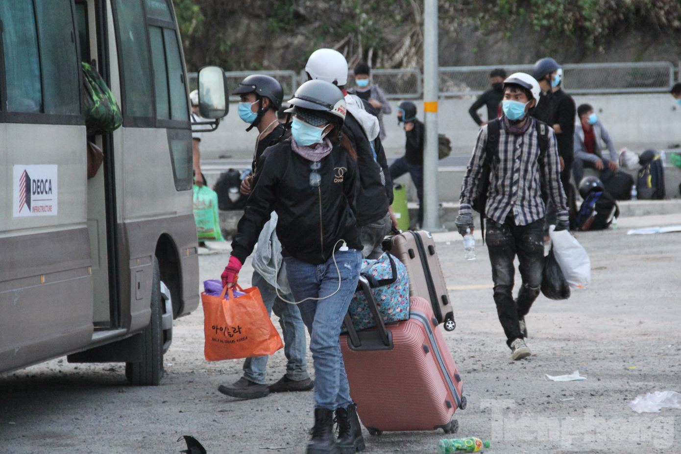 Từ ngày 25/7 đến nay, mỗi ngày, lực lượng CSGT TP Đà Nẵng đón, hỗ trợ và đưa 2 đoàn người về quê tránh dịch từ các tỉnh phía Nam vào lúc rạng sáng và chiều tối. Mỗi đoàn về từ vài chục đến hai, ba trăm xe máy. Để đảm bảo an toàn cho các đoàn khi di chuyển qua địa phận, Công an TP Đà Nẵng đã đề nghị BQL Hầm đường bộ Hải Vân mở lại hoạt động trung chuyển người và xe qua hầm. Ảnh: Giang Thanh