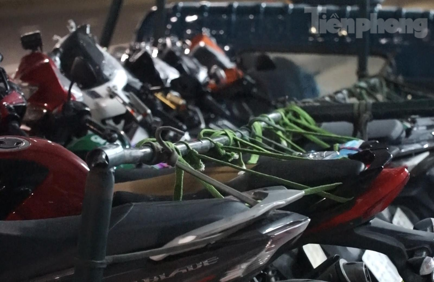 "Để đảm bảo an toàn, tất cả các xe đều được khử khuẩn, sau đó nhân viên mới tiến hành vận chuyển xe. Các xe bus chở người dân qua hầm cũng chỉ được chở tối đa 19 người (xe 29 chỗ) để đảm bảo an toàn", ông Ân nói.