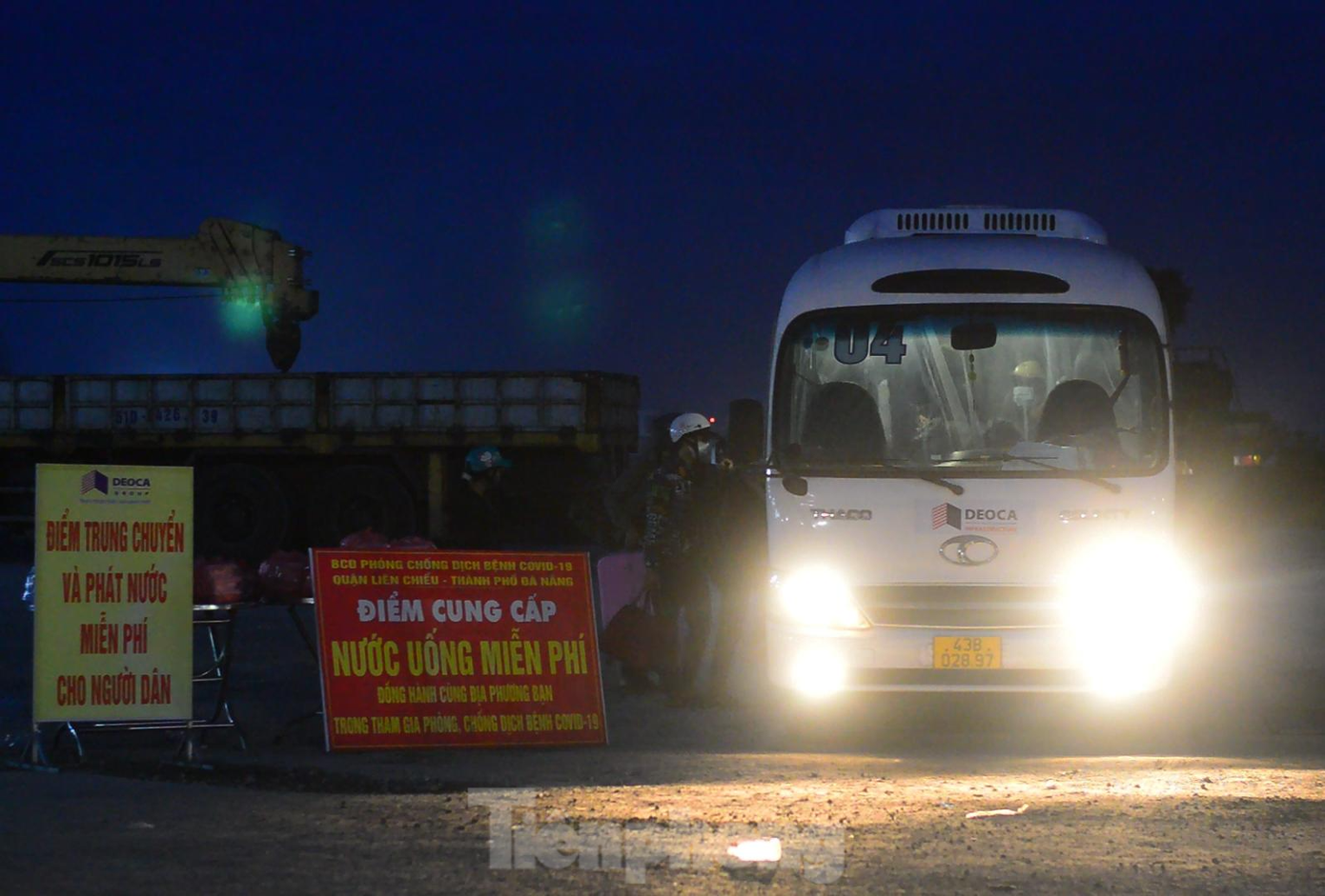 Người dân được hướng dẫn di chuyển lên các xe bus, đảm bảo yêu cầu mỗi xe chở không quá 19 người. Trên xe cũng không bật điều hòa, người dân cũng được đề nghị hạn chế trò chuyện trên xe, tuân thủ nghiêm chỉnh khuyến cáo của Bộ Y tế về các quy định phòng chống dịch.