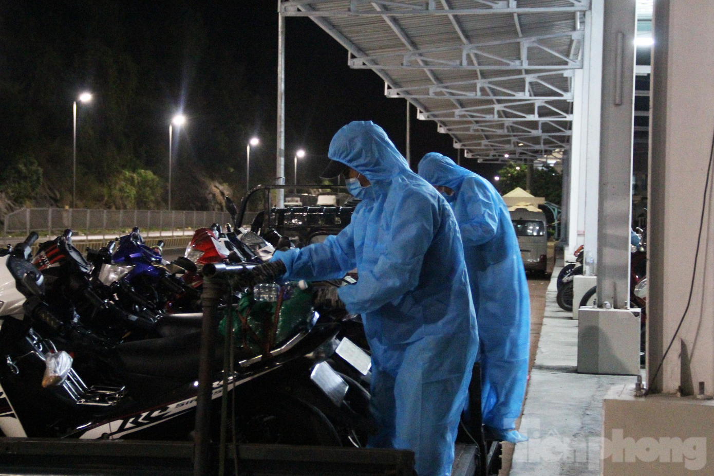 Theo ông Phạm Hoàng Ân, Giám đốc Trạm Vận hành Trung chuyển hầm Hải Vân, tính riêng hôm nay (29/7), BQL Hầm đã hỗ trợ trung chuyển được khoảng 1500 người và 700 xe máy qua hầm.