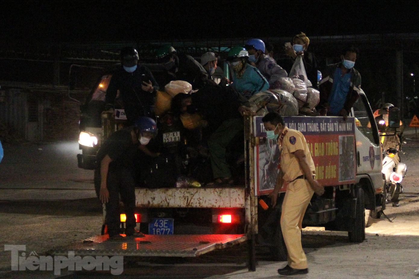 "Thời điểm các đoàn tới hầu hết là rạng sáng hoặc 18h đến 19h, di chuyển trên cung đường đèo khá nguy hiểm. Đa phần người dân cũng không có phương tiện đủ tốt để đảm bảo vượt đèo. Vì vậy, lực lượng CSGT đề xuất "thông" hầm. Quy trình trung chuyển được quán triệt đảm bảo nguyên tắc 5K. Lực lượng CSGT trong quá trình hỗ trợ đoàn cũng được yêu cầu thận trọng, hạn chế tiếp xúc để đảm bảo an toàn", Trung tá Quyền nói.