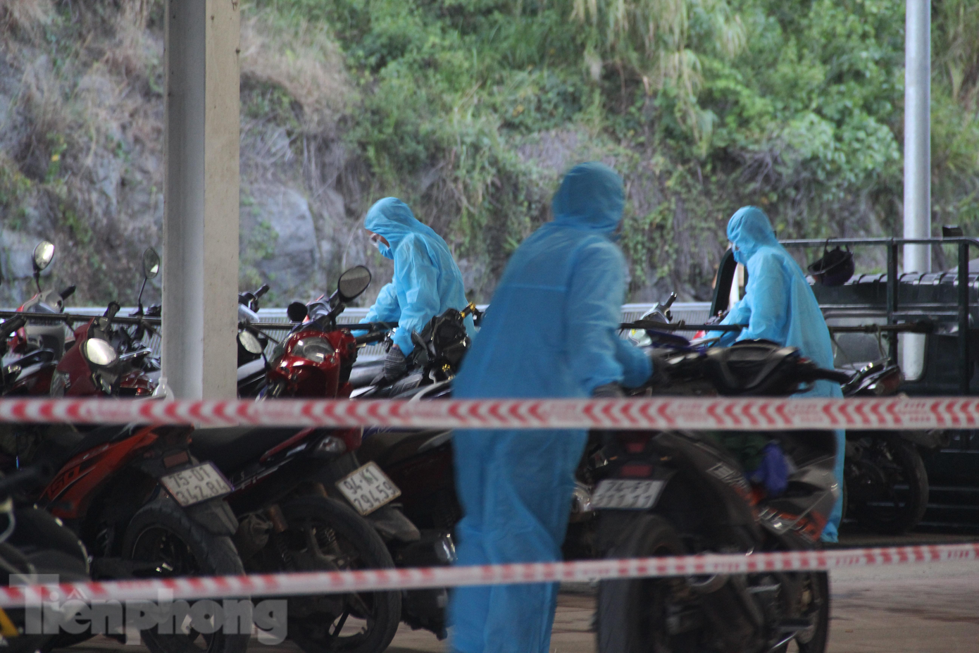 Trước đó, từ tháng 5/2021 đến nay, dịch vụ này đã tạm dừng hoạt động do dịch bệnh COVID-19 diễn biến phức tạp trên địa bàn Đà Nẵng. Sau khi các đoàn được CSGT hộ tống từ chốt kiểm soát xã Hòa Khương (huyện Hòa Vang) đến trạm trung chuyển hầm Hải Vân, người dân sẽ được hướng dẫn cho xe lên khu vực trung chuyển xe máy.