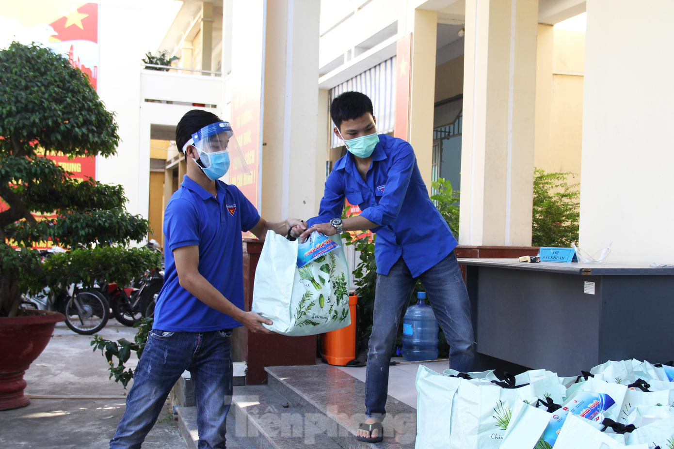 Tại UBND phường Khuê Trung (quận Cẩm Lệ), sau khi xe trung chuyển đến nơi, đội phản ứng nhanh của Đoàn phường nhanh chóng bốc dỡ 30 túi thực phẩm xuống để chuẩn bị đi ship cho người dân.