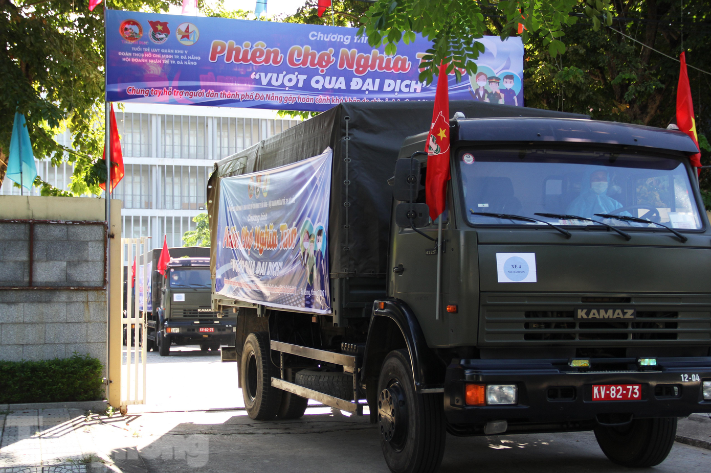 Tất cả hàng hóa sẽ được chuyển lên 9 xe vận tải của Quân đội và vận chuyển về các địa phương.