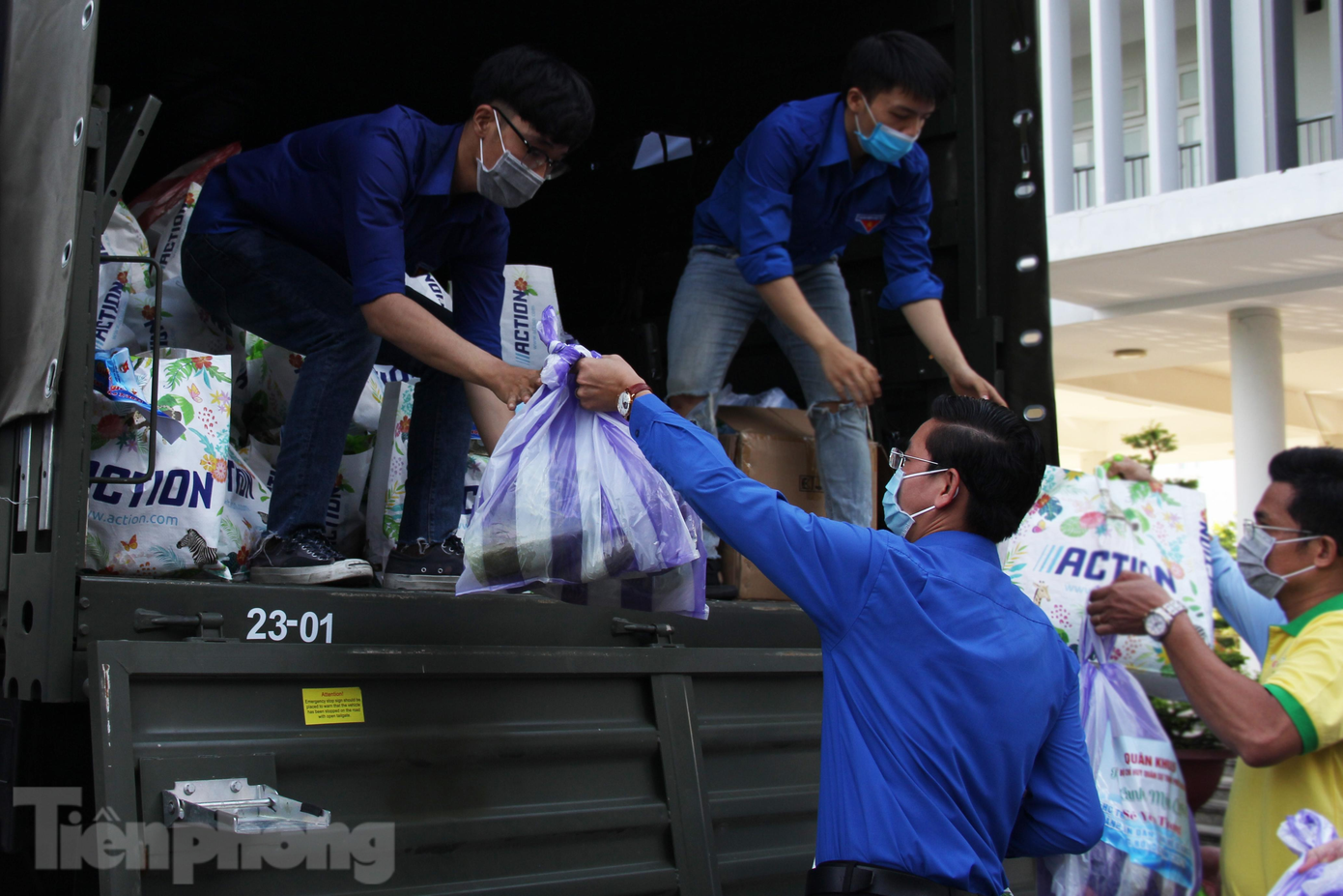 Theo anh Nguyễn Mạnh Dũng, Bí thư Thành Đoàn Đà Nẵng, vì tình hình dịch bệnh đang diễn biến phức tạp nên người dân không thể đến phiên chợ để mua sắm, các tình nguyện viên hỗ trợ chia thực phẩm thành từng túi và &quot;ship&quot; đến tận nhà cho người dân. &quot;Đây là tấm lòng của tuổi trẻ thành phố với tinh thần tương thân tương ái để cùng bà con vượt qua đại dịch. Qua đây, chúng tôi cũng mong muốn nhân rộng các hoạt động, phong trào tình nguyện trong cộng đồng, chung tay khắc phục hậu quả do dịch bệnh gây ra&quot;, anh Dũng nói.