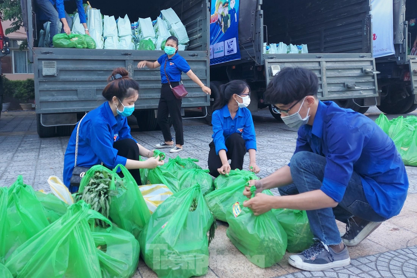 Để chuẩn bị các túi thực phẩm, nhu yếu phẩm, khoảng 20 tình nguyện viên được huy động. Để đảm bảo an toàn, các tình nguyện viên được yêu cầu đeo khẩu trang, chỉ làm việc thành từng nhóm 2 - 3 người và hạn chế trao đổi.