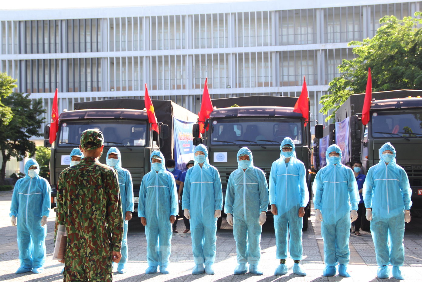 Từ trụ sở Thành Đoàn, 1.400 túi thực phẩm, nhu yếu phẩm được các chiến sĩ trẻ của Quân khu 5 trung chuyển về các phường. Tất cả tài xế được được trang bị bảo hộ để đảm bảo an toàn.