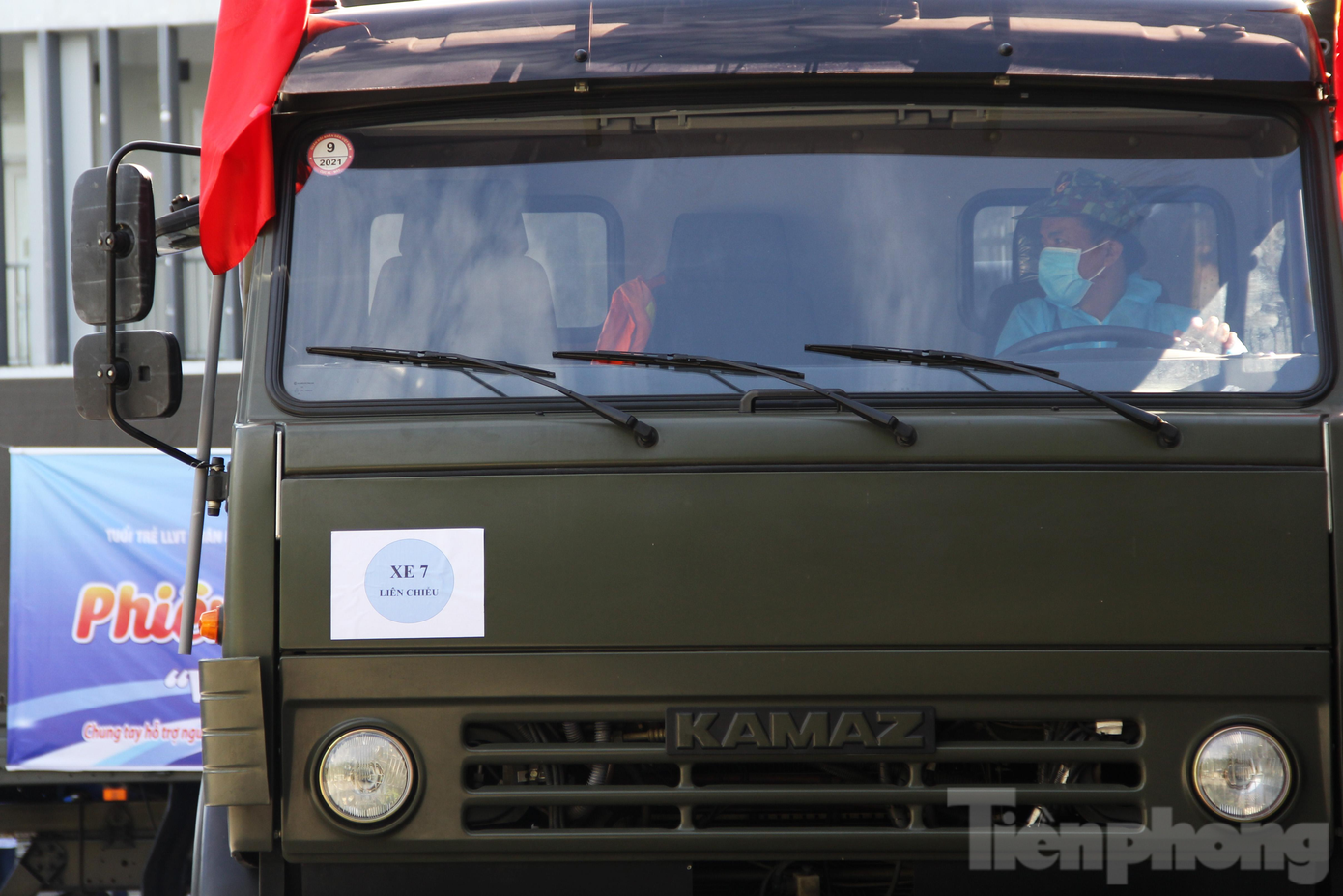 Sau lời kêu gọi của Thành Đoàn, Hội Doanh nhân trẻ TP, hơn 20 doanh nghiệp, nhà hảo tâm, mạnh thường quân trên địa bàn tham gia ủng hộ các nhu yếu phẩm thiết yếu cho người dân như gạo, thịt, cá, mì tôm, trứng, gia vị… Các đơn vị lực lượng vũ trang trên địa bàn thành phố qua vận động của Tuổi trẻ Lực lượng Vũ trang Quân khu 5 cũng hưởng ứng và ủng hộ các loại thực phẩm, rau, củ, quả...