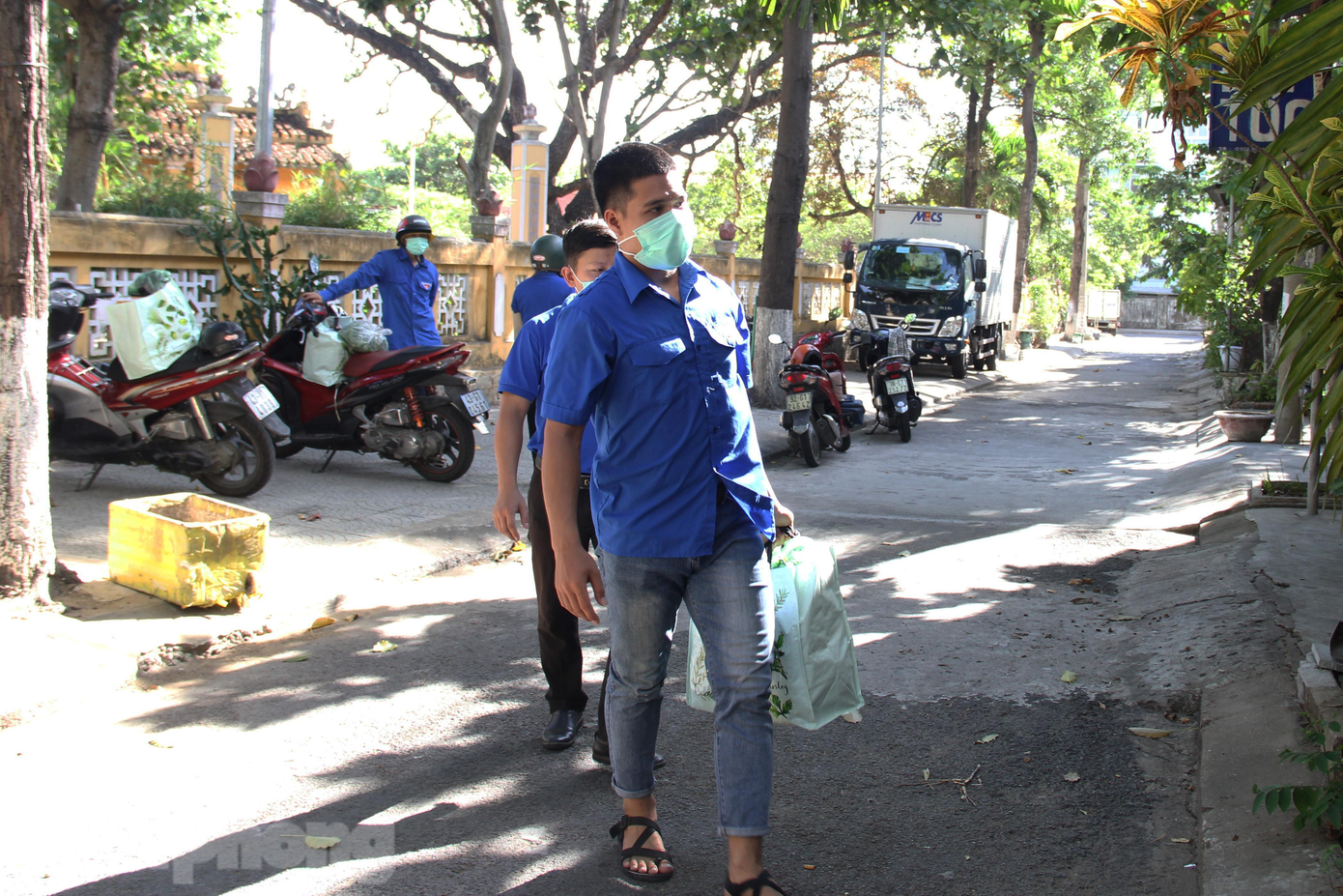 Đội phản ứng nhanh Đoàn phường Khuê Trung chia thành 3 đội nhỏ, mỗi đội 2 tình nguyện viên để ship nhu yếu phẩm đến tận nhà cho bà con.
