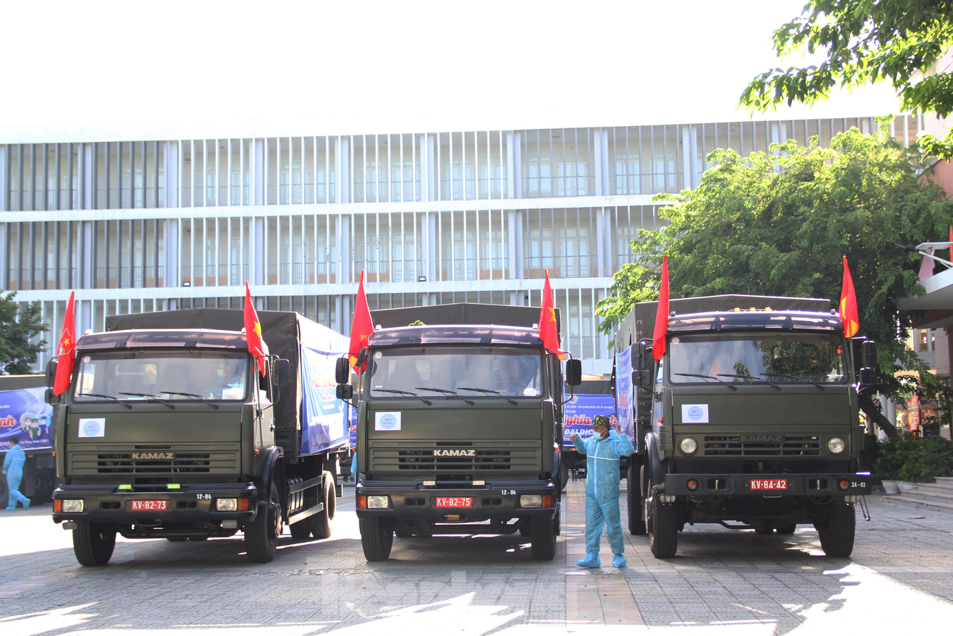Sáng 30/7, Thành Đoàn Đà Nẵng phối hợp với Tuổi trẻ Lực lượng Vũ trang Quân Khu 5 và Hội Doanh nhân trẻ TP tổ chức &quot;Phiên chợ nghĩa tình&quot; năm 2021. Chương trình với tổng trị giá gần 600 triệu đồng, hỗ trợ những suất thực phẩm, nhu yếu phẩm miễn phí cho 1 400 hộ có hoàn cảnh khó khăn trên địa bàn. Ảnh: Giang Thanh
