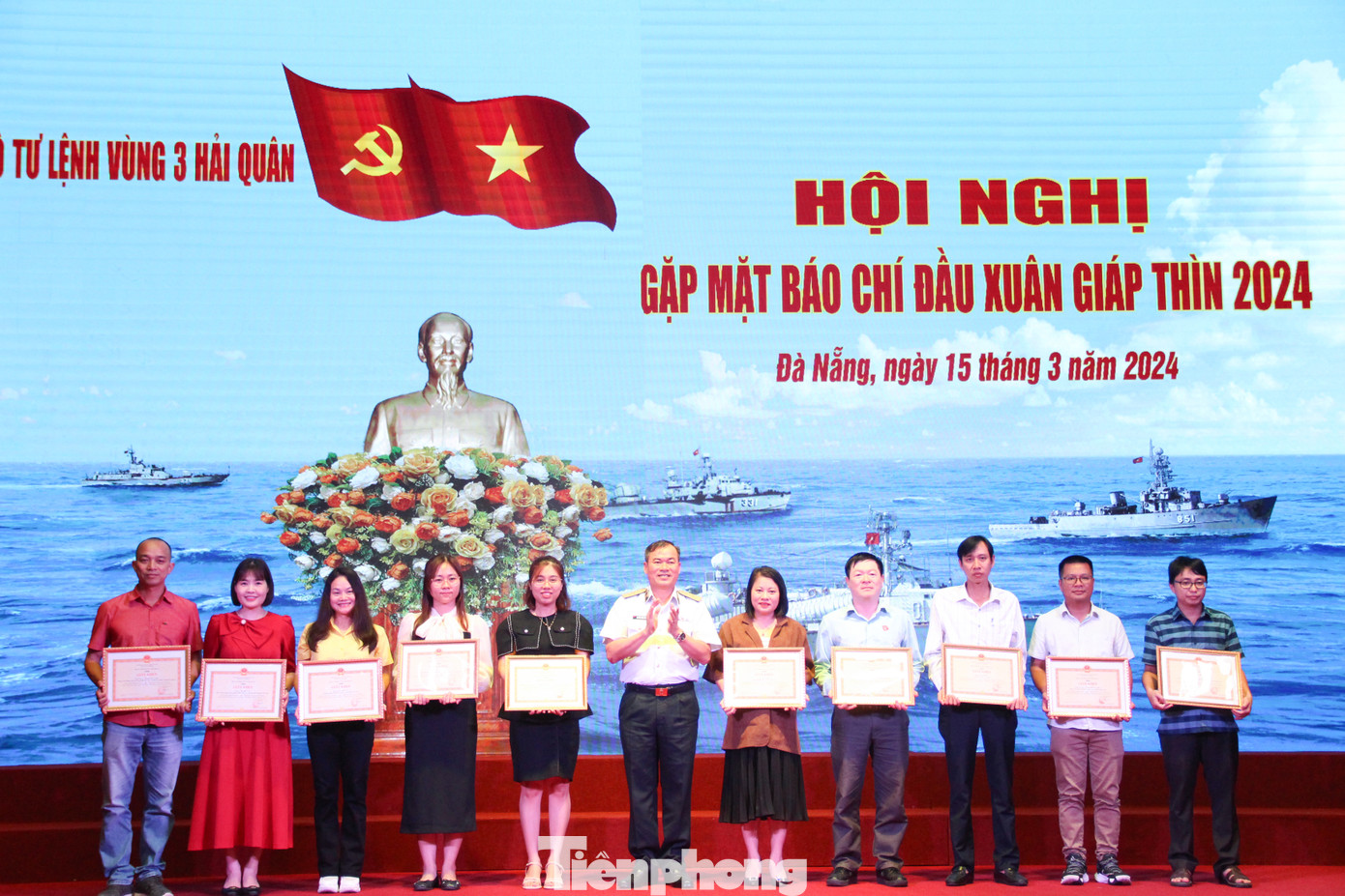 Bộ Tư lệnh Vùng 3 Hải quân tặng giấy khen cho 16 phóng viên có đóng góp trong công tác tuyên truyền hoạt động của đơn vị