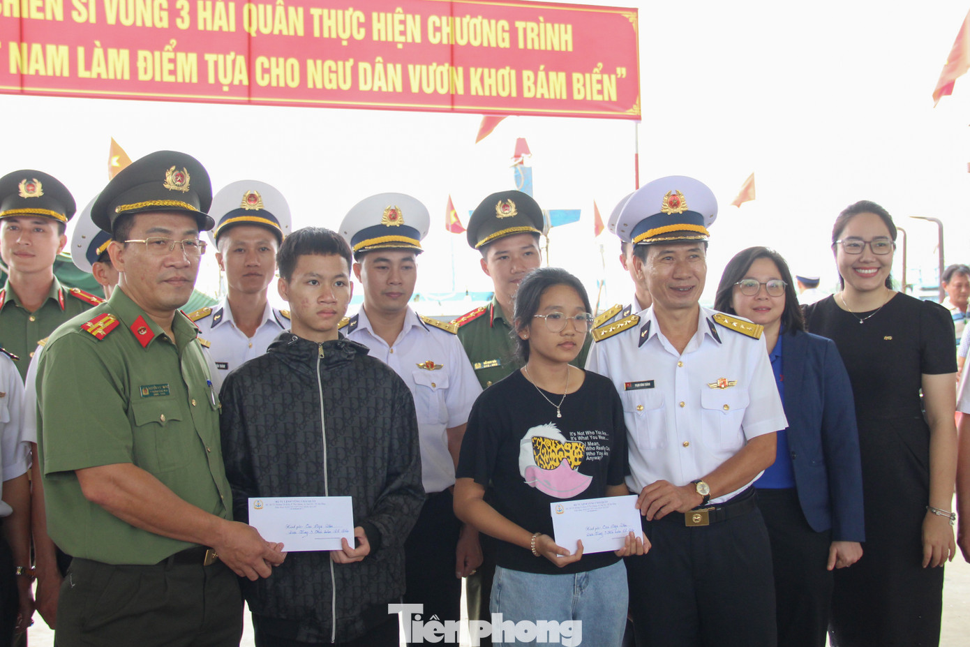 Tặng quà cho 2 con em ngư dân tại Đà Nẵng được đơn vị đỡ đầu