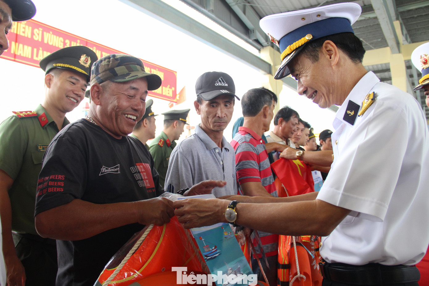 Đây là hoạt động được Vùng 3 Hải quân duy trì thường xuyên, đồng hành cùng ngư dân vươn khơi