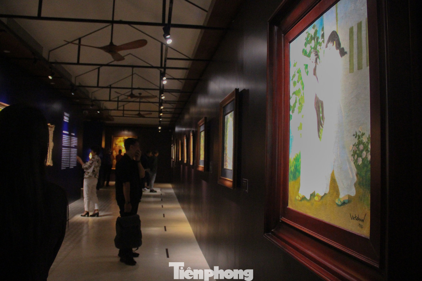 35 tác phẩm hội họa tiêu biểu của thầy và trò trường Mỹ thuật Đông Dương lần đầu được giới thiệu ở Đà Nẵng. Ảnh: Giang Thanh.